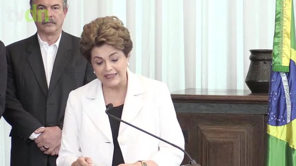 Cabia no texto trechos da música de Chico Buarque 'Apesar de Você', composta em 70 e liberada oito anos depois, o que não impediu que se tornasse um hino cantado pelo povo nas ruas como ato subversivo contra a censura. Quem 'desiventou' a democracia vai pagar dobrado cada lágrima rolada de pesar