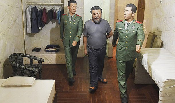 Ai Weiwei reproduziu cenas de seu encarceramento para uma nova instalação artística, uma série de dioramas -dentro de caixas de aço- quase em tamanho real mostrando sua vida na prisão; Ai, um dos mais conhecidos artistas e ativistas políticos da China, foi preso por 81 dias sob acusação de evasão de impostos em 2011; governo chinês confiscou seu passaporte, apenas o retornando em julho do ano passado