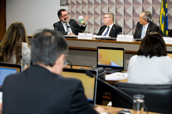 Em depoimento na Comissão do Impeachment no Senado, o ex-ministro do Desenvolvimento Agrário Patrus Ananias disse que os fatos que integram a denúncia devem ser analisados à luz do interesse público, não isoladamente; "O impedimento com base em um fatozinho específico, ainda que houvesse ocorrido, não poderia ser considerado sem uma avaliação dos princípios constitucionais", disse; sobre as chamadas "pedaladas fiscais", Patrus disse que era mais importante priorizar a continuidade da prestação do programa do que assegurar o reembolso dos bancos. Essa decisão, explicou ele, considera o "paradigma do Estado democrático de direito" e o "bem comum"