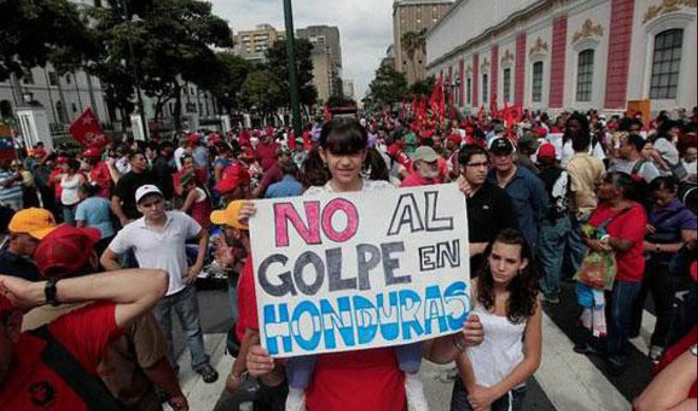 O golpe hondurenho apoiado pelos Estados Unidos desencadeou uma onda de políticas neoliberais que têm sistematicamente violado os direitos sociais, econômicos e culturais do povo indígena da nação, das mulheres e dos fazendeiros enquanto têm deixado os ativistas e defensores dos direitos humanos – como a falecida Berta Cáceres – vulneráveis à criminalização e violência