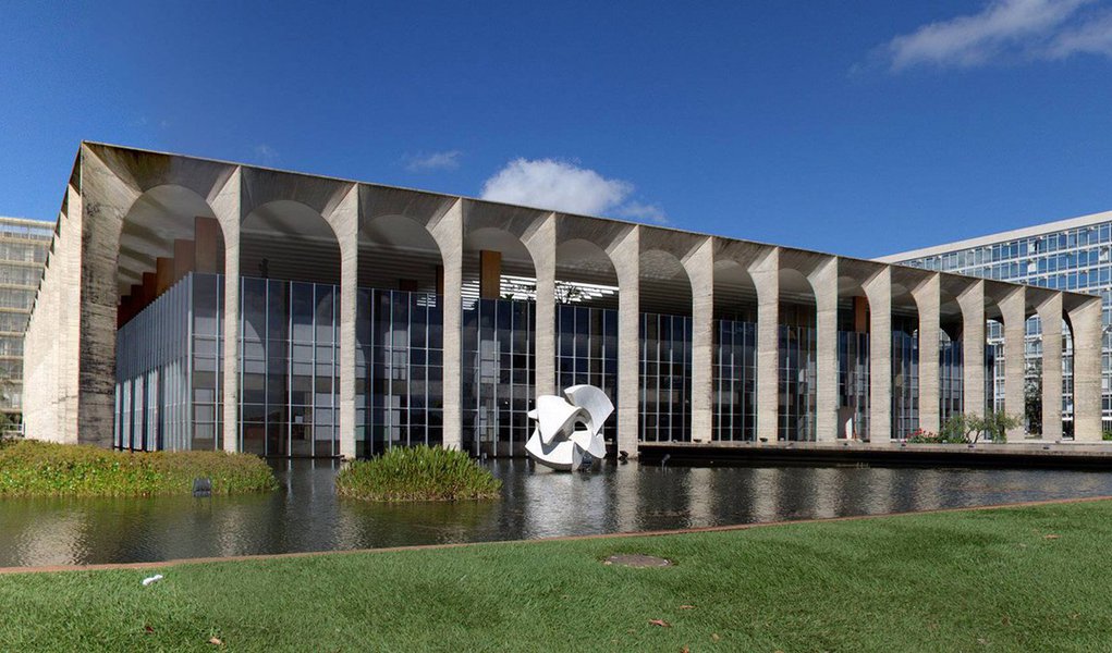 O Superior Tribunal de Justiça (STJ) decidiu que o Ministério de Relações Exteriores não poderá cortar o ponto dos servidores em greve; a paralisação, que completou um mês atinge o trabalho no Brasil e nos 112 postos mantidos no exterior; os servidores cobram equiparação salarial com outras carreiras do Executivo, como policiais federais, agentes de inteligência e analistas tributários; a categoria rejeita a proposta feita pelo Ministério do Planejamento a toda a Esplanada dos Ministérios, de um reajuste de 27% escalonado em três anos