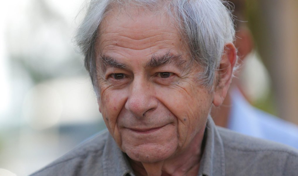 Autor de 'Lavoura Arcaica' e 'Um Copo de Cólera', Nassar é o 12º brasileiro a receber o prêmio mais importante da literatura portuguesa; escolha do escritor paulista foi feita por unanimidade nesta segunda-feira 30