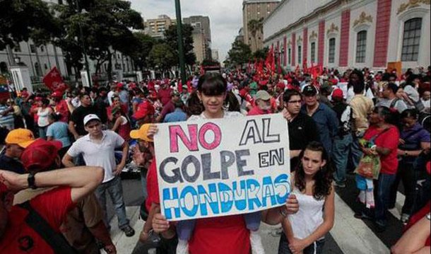 O golpe hondurenho apoiado pelos Estados Unidos desencadeou uma onda de políticas neoliberais que têm sistematicamente violado os direitos sociais, econômicos e culturais do povo indígena da nação, das mulheres e dos fazendeiros enquanto têm deixado os ativistas e defensores dos direitos humanos – como a falecida Berta Cáceres – vulneráveis à criminalização e violência