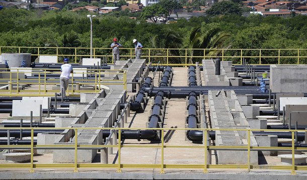 Ocupando uma área de 3,1 hectares e pronta para atender mais de 40 bairros da capital; aEstação de Tratamento de Esgoto Vinhais é o principal equipamento dentre os quatro grandes sistemas que a Caema está instalando na capital e vai tratar o esgoto produzido por cerca de 350 mil moradores; a ETE Vinhais está entre as maiores estações de tratamento de esgoto do Nordeste; quando finalizada, terá capacidade de tratar 1.200 litros de esgoto por segundo