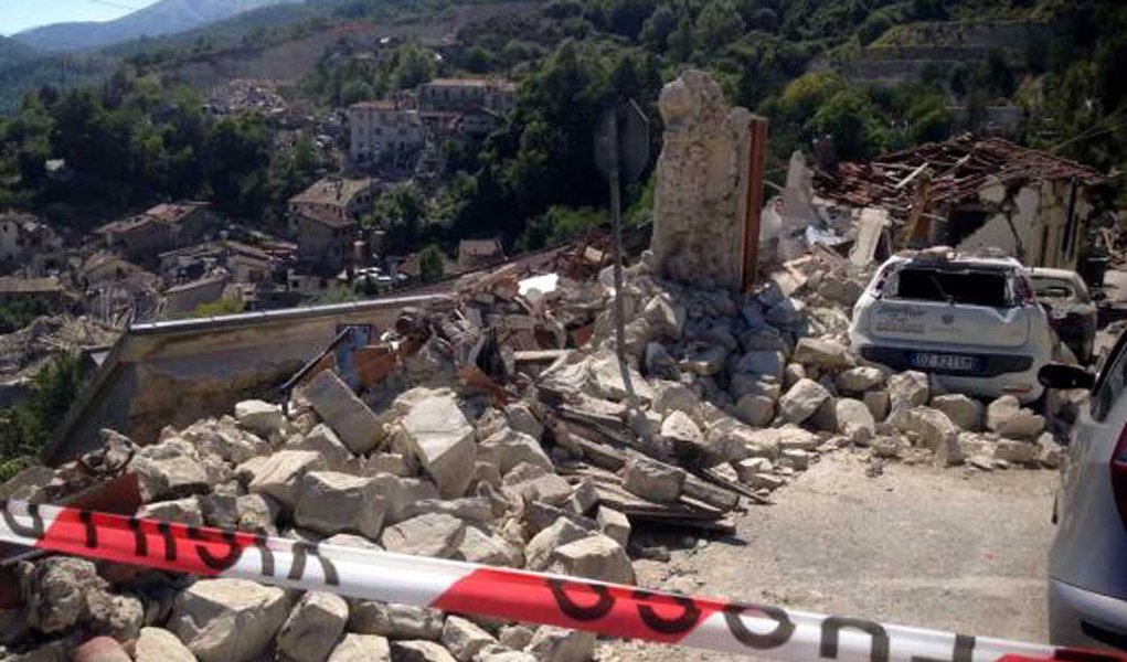 Um novo terremoto de 3,7 graus na escala Richter foi registrado neste domingo (28) na Itália; de acordo com dados do Instituto Nacional de Geofísica e Vulcanologia da Itália, desde a madrugada de quarta-feira foram registrados 1.820 tremores de terra por toda a região de Lazio, Marche e Umbria; Amatrice, na província de Rieti, na região de Lazio, foi a que mais registrou mortos na tragédia, além de enormes danos materiais; a Defesa Civil corrigiu na manhã deste domingo (28) o número de vítimas fatais para 290