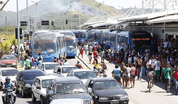 Antes, a multa era de R$ 5 milhões; agora, o valor pode chegar a R$ 63 milhões em caso de descumprimento do cronograma de climatização de 100% da frota de ônibus até o fim deste ano; a meta é atingir 3.990 ônibus refrigerados fixada para este ano; a decisão foi tomada pelo juiz Leonardo Grandmasson Ferreira Chaves, da 8ª Vara da Fazenda Pública da Capital