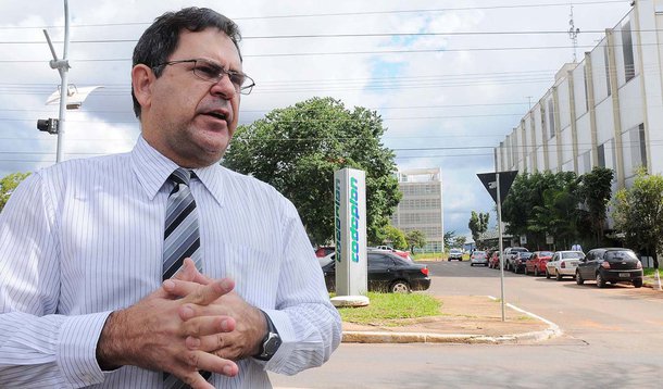 Presidente do Conselho Federal de Economia (Cofecon), Júlio Miragaya, diz que uma das alternativas à PEC 241 está em conter o pagamento de juros da dívida; "Sabe que 85% da dívida pública é apropriado por 0,3% dos investidores, três milésimos. Isso aí é transferência direta para a turma do topo da pirâmide. Então é aí que ele tem que mexer, não é lá embaixo. Ele tem que mexer é nessa renúncia fiscal, nos gastos com juros da dívida pública", afirma; "Ele [Temer] coloca a situação em que ou faz assim, a PEC 241, ou o país quebra, ou é o desastre, ou é o caos. E a gente sabe que não é nada disso", completa o economista