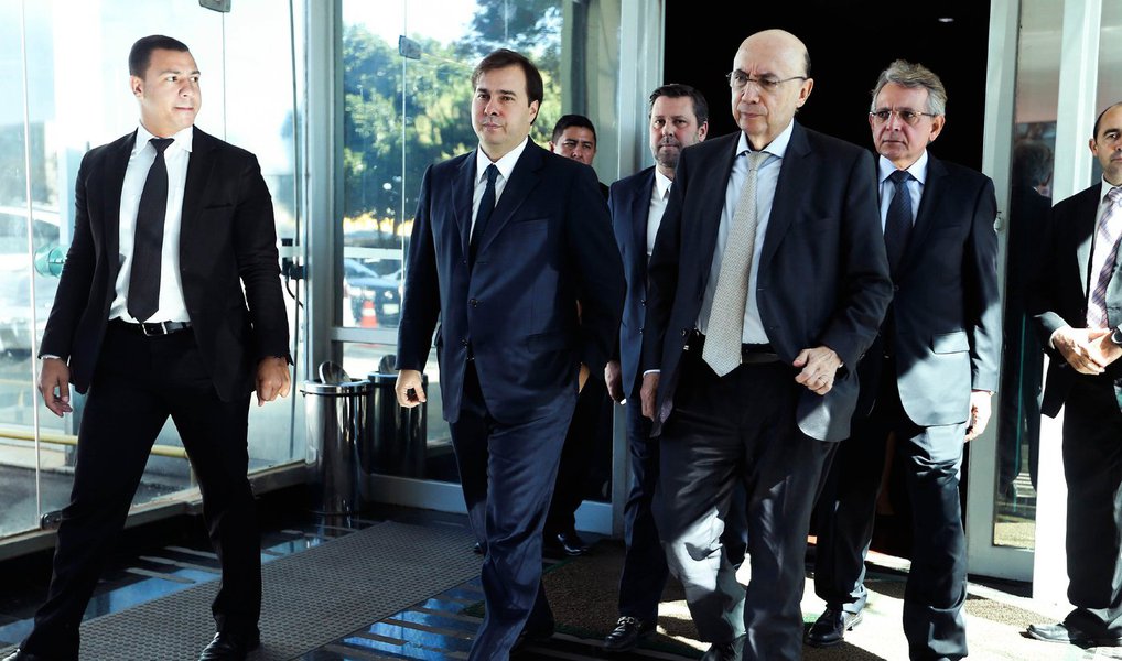Presidente da Câmara dos Deputados, Rodrigo Maia (DEM-RJ), afirmou nesta quarta-feira, 27, em reunião com o ministro da Fazenda, Henrique Meirelles, que entre as prioridades de votação estão a proposta de emenda constitucional que estabelece o limite para o crescimento dos gastos públicos e a Lei de Repatriação; Maia disse ainda que o prejeto de lei que trata da dívida dos estados seja votado na primeira semana de agosto; "Câmara vai trabalhar, precisa trabalhar e temos prioridade na agenda econômica apresentada pelo governo Michel Temer e pelo ministro da Fazenda, Henrique Meirelles", afirmou