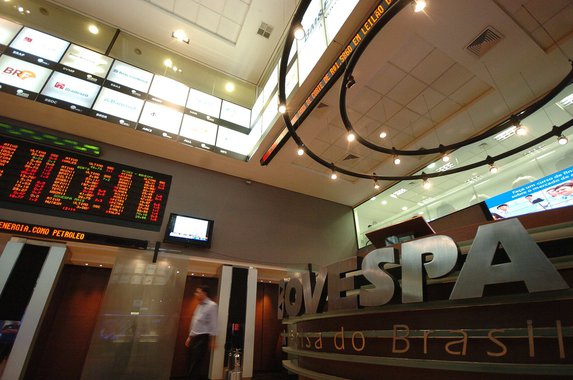Se descolando do exterior, o benchmark da bolsa brasileira registrou alta de 1,50% - na máxima do dia -, aos 62.696 pontos, com um volume financeiro de R$ 11,823 bilhões. Com isso, o índice registra seu maior nível intraday desde 7 de janeiro de 2013, quando estava em 62.698 pontos