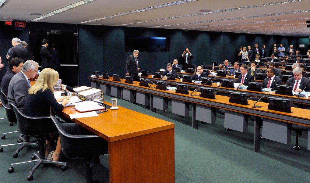 O presidente do Conselho de Ética da Câmara, deputado José Carlos Araújo, anunciou na noite desta terça (7) que cancelou a sessão prevista para esta quarta (8) destinada a votar o relatório que defende a cassação do presidente afastado da da Casa, deputado Eduardo Cunha (PMDB-RJ); ele afirmou que decidiu cancelar a sessão devido à votação no plenário principal da Câmara, em segundo turno, da Proposta de Emenda à Constituição (PEC) que prorroga a DRU até 2023