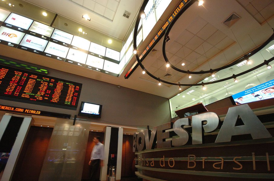 Se descolando do exterior, o benchmark da bolsa brasileira registrou alta de 1,50% - na máxima do dia -, aos 62.696 pontos, com um volume financeiro de R$ 11,823 bilhões. Com isso, o índice registra seu maior nível intraday desde 7 de janeiro de 2013, quando estava em 62.698 pontos