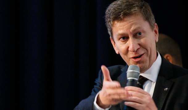 O presidente interino Michel Temer (PMDB) exonerou o presidente da Agência Nacional de Assistência Técnica e Extensão Rural, o engenheiro agrônomo Paulo Guilherme Cabral; a ação, assim como ocorreu na EBC, não poderia ter sido realizada, uma vez que o cargo é ocupado por um dirigente eleito para exercer um mandato; "É uma clara violação aos limites legais de atuação do Poder Executivo Federal e um fator gerador de graves descontinuidades na implementação da Agência", disse o presidente exonerado