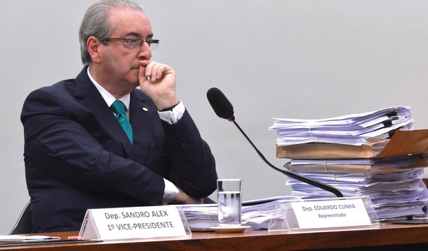 Comissão de Constituição e Justiça (CCJ) analisa na tarde desta terça-feira, 12, parecer sobre o recurso apresentado pelo deputado Eduardo Cunha (PMDB-RJ) contra a cassação de seu mandato; reunião começou às 14h30, com a presença do próprio Cunha; para o relator da matéria, deputado Ronaldo Fonseca (Pros-DF), dificilmente o recurso será votado nesta sessão