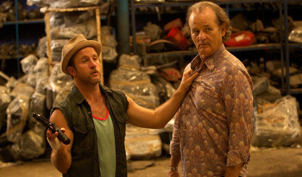 Não é preciso muito para notar a referência no nome original do novo filme estrelado por Bill Murray, “Rock em Cabul”, cujo título original é “Rock the Kasbah”, música homônima da banda The Clash; mesmo não estando na trilha sonora, a famosa canção tem muito a ver com a história real de Setara Hussainzada, que inspirou a comédia “Rock em Cabul”; primeira mulher a cantar e dançar no programa “Afghan Star”, versão local do “American Idol”, sua participação gerou polêmica e ela foi obrigada a fugir para a Alemanha; trilha sonora é recheada de clássicos do rock, especialmente de músicas do Cat Stevens, da época em que o cantor ainda não tinha se convertido ao islamismo e adotado o nome Yusuf Islam.
 