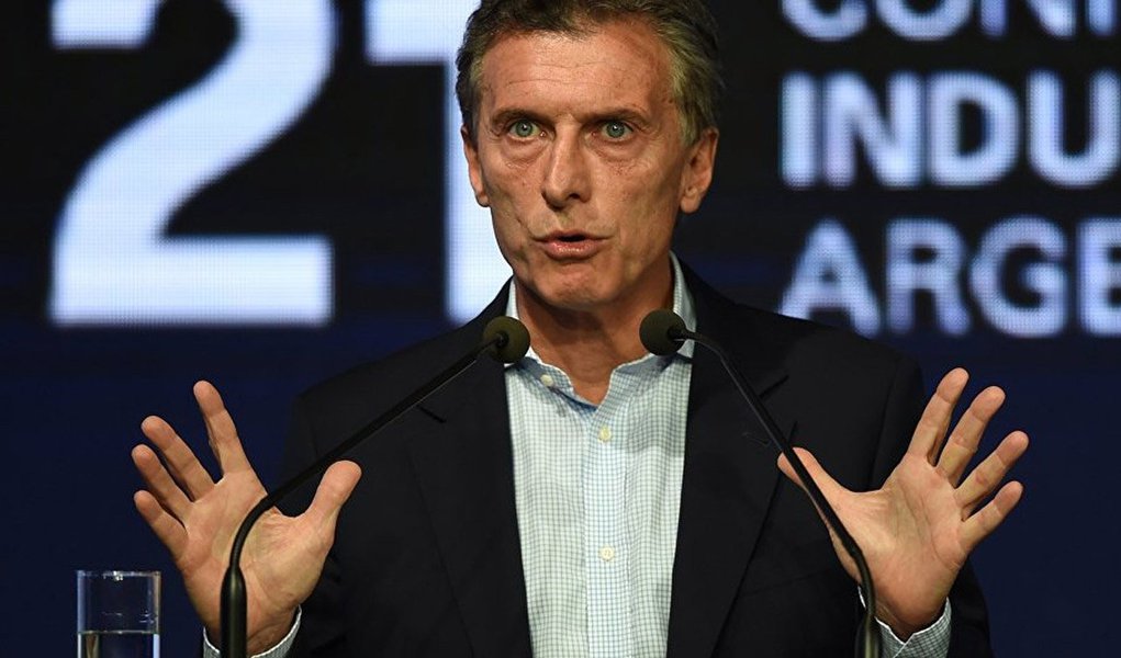 A justiça argentina solicitou a abertura de uma investigação nesta segunda, 31, contra o presidente Mauricio Macri; ele é acusado de editar um decreto para beneficiar o primo do chefe de Estado, Angelo Calcaterra, na realização de um projeto rodoviário em Buenos Aires; responsáveis pelo pedido de abertura do processo contra o atual governo foram os mesmos que entraram com ação contra a ex-presidente Cristina Kirchner
 