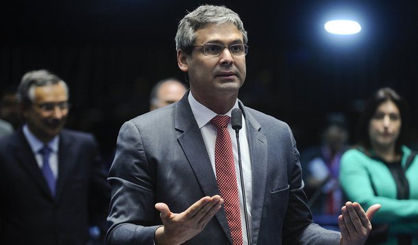 O senador Lindbergh Farias (PT) avisou nesta terça (2) que, caso o Senado antecipe o início do julgamento final do processo de impeachment da presidente eleita Dilma Rousseff do dia 29 de agosto para três dias antes, a bancada do PT e dos aliados irão requerer que as 40 testemunhas de defesa sejam ouvidas no plenário; "Se mudar do dia 29 para o dia 26, vamos requerer que as 40 testemunhas de defesa sejam ouvidas no plenário do Senado. Se o Temer quer guerra, quer atropelar o Senado, estamos preparados. Não vamos aceitar proposta de antecipar, de votar sábado e domingo. Nossa proposta é que fique no dia 29", avisou; mais cedo, Renan Calheiros disse que irá trabalhar pela antecipação