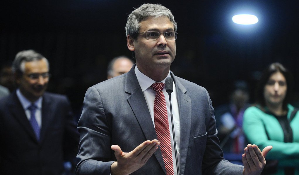 O senador Lindbergh Farias (PT) avisou nesta terça (2) que, caso o Senado antecipe o início do julgamento final do processo de impeachment da presidente eleita Dilma Rousseff do dia 29 de agosto para três dias antes, a bancada do PT e dos aliados irão requerer que as 40 testemunhas de defesa sejam ouvidas no plenário; "Se mudar do dia 29 para o dia 26, vamos requerer que as 40 testemunhas de defesa sejam ouvidas no plenário do Senado. Se o Temer quer guerra, quer atropelar o Senado, estamos preparados. Não vamos aceitar proposta de antecipar, de votar sábado e domingo. Nossa proposta é que fique no dia 29", avisou; mais cedo, Renan Calheiros disse que irá trabalhar pela antecipação