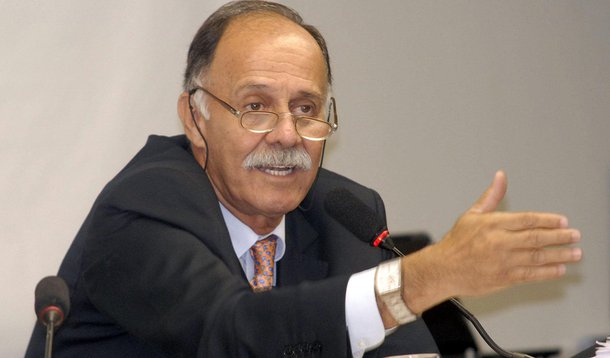 Deputado estadual Paulo Ramos (PSOL), que é major reformado da PM e presidente da CPI criada para apurar as causas do aumento do número de mortes e incapacitações de profissionais de segurança, ressaltou que, nesse tipo de política, “as tropas de ocupação mais bem armadas, aparelhadas e preparadas ocupam o território e voltam, mas os policiais das UPPs ficam nas comunidades. Aí ocorrem as operações policiais de enfrentamento, visando à eliminação do inimigo, que começou a reagir, e o número de mortes vem aumentando de ambos os lados”