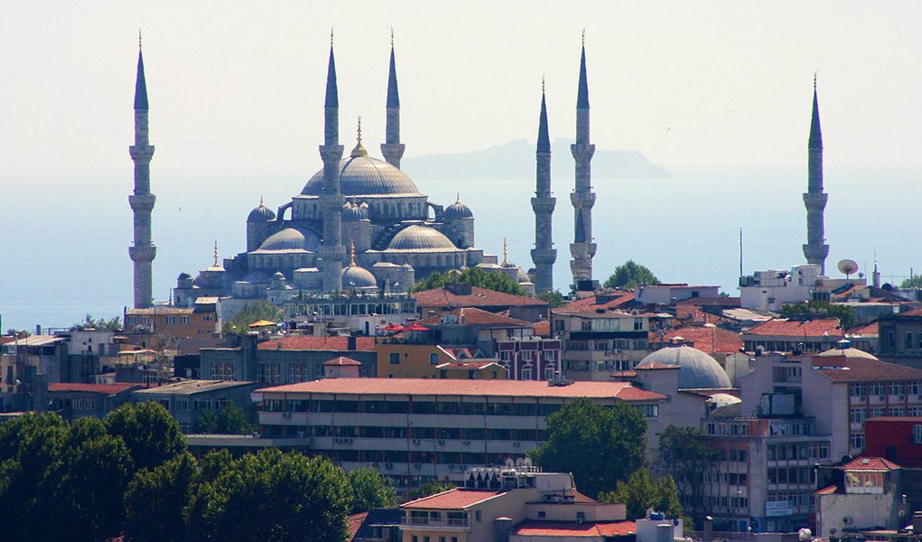 “Grupos extremistas mantêm esforços agressivos para realizar ataques contra americanos e outros estrangeiros em Istambul. Esses ataques podem ser premeditados ou podem acontecer sem o menor ou qualquer aviso e podem incluir atentados com armas, tentativas de sequestro, explosões e outros atos de violência”, diz o comunicado publicado no site oficial do Consulado Geral dos Estados Unidos na cidade
