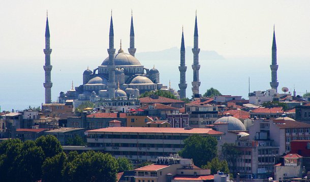 “Grupos extremistas mantêm esforços agressivos para realizar ataques contra americanos e outros estrangeiros em Istambul. Esses ataques podem ser premeditados ou podem acontecer sem o menor ou qualquer aviso e podem incluir atentados com armas, tentativas de sequestro, explosões e outros atos de violência”, diz o comunicado publicado no site oficial do Consulado Geral dos Estados Unidos na cidade