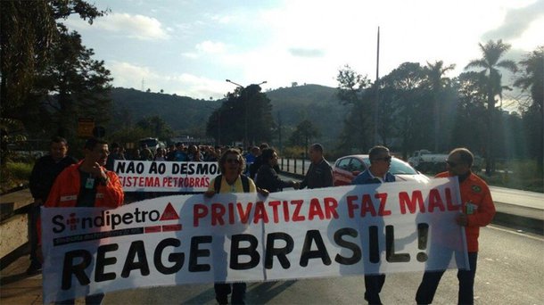 Empregados da BR Distribuidora iniciaram nesta segunda (15), uma greve de cinco dias contra a possibilidade de privatização de parte da empresa; com uma rede de 7,5 mil postos, a paralisação das atividades, ainda que parcial, poderá afetar o abastecimento de combustíveis, segundo o Sindicato dos Trabalhadores no Comércio de Minérios e Derivados de Petróleo no Rio de Janeiro (Sitramico-RJ); em nota, a empresa garantiu que isso não deverá ocorrer; “A Petrobras Distribuidora informa que adotou as providências necessárias para garantir o suprimento de combustíveis com segurança a sua rede revendedora e demais clientes”