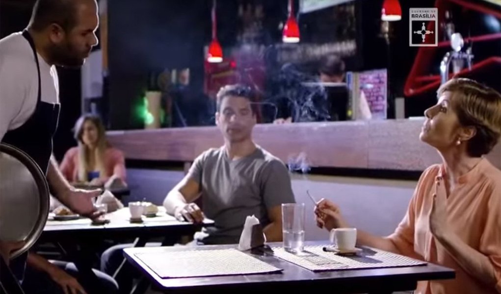 Aos dez anos da Lei Maria da Penha, o governo do Distrito Federal lançou uma campanha que estimula as pessoas a interferir quando presenciar alguma tentativa de agressão contra a mulher; outro objetivo é aumentar o número de denúncias — não apenas aquelas feitas pelas próprias vítimas; em Brasília, foram registradas 13.798 ocorrências de agressões a mulheres em 2015; até junho deste ano, 6.855 casos foram denunciados