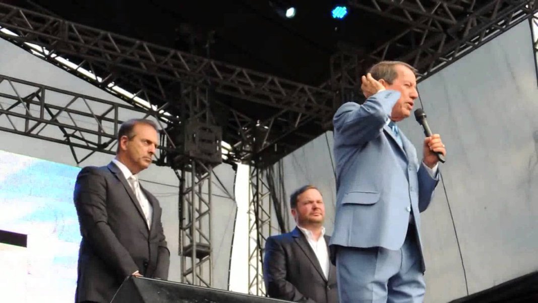 "Romildo Ribeiro Soares, conhecido como Missionário R. R. Soares, aparece num vídeo muito interessante. Diz que a Receita Federal havia apurado trambiques de até R$ 600 milhões. Mas diz que valorosos deputados ajudaram a resolver mandar para o inferno 'esta dívida demoníaca e safada'. E chama, para os aplausos do público, o grande comandante da aprovação da lei, o deputado, o presidente da Câmara, o dono da Jesus.com: Eduardo Cunha!", diz Fernando Brito, editor do Tijolaço; vídeo