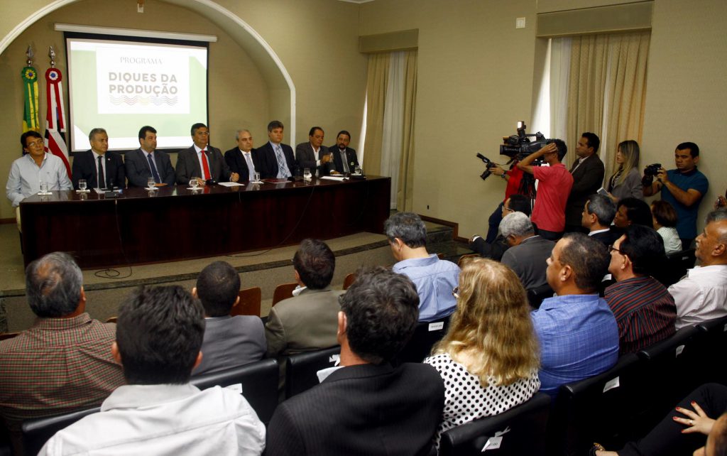 O governo do Estado lançou o programa ‘Diques da Produção’ para atender antigo anseio da população da Baixada Maranhense, que sofre, historicamente, com a entrada de água salgada pelos talvegues naturais (igarapés) nas áreas mais baixas da região; em solenidade realizada, no Palácio dos Leões, o governador Flávio Dino fez o anúncio do investimento de R$ 15 milhões, nesta primeira etapa, que beneficiará 35 municípios da região; os ‘Diques da Produção’ têm o objetivo de garantir a contenção de água doce e o combate da salinização dos campos naturais inundáveis e implantar grandes canais que permitirão armazenar água para desenvolver projetos nas áreas da piscicultura, agricultura, pecuária, e, ainda, fazer recargas de água subterrâneas e melhorias do clima da Baixada Maranhense