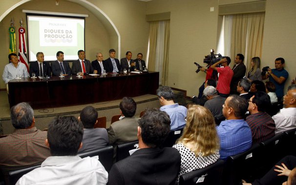 O governo do Estado lançou o programa ‘Diques da Produção’ para atender antigo anseio da população da Baixada Maranhense, que sofre, historicamente, com a entrada de água salgada pelos talvegues naturais (igarapés) nas áreas mais baixas da região; em solenidade realizada, no Palácio dos Leões, o governador Flávio Dino fez o anúncio do investimento de R$ 15 milhões, nesta primeira etapa, que beneficiará 35 municípios da região; os ‘Diques da Produção’ têm o objetivo de garantir a contenção de água doce e o combate da salinização dos campos naturais inundáveis e implantar grandes canais que permitirão armazenar água para desenvolver projetos nas áreas da piscicultura, agricultura, pecuária, e, ainda, fazer recargas de água subterrâneas e melhorias do clima da Baixada Maranhense