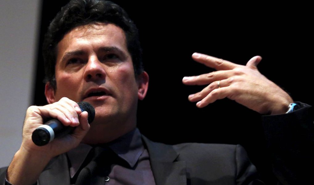 Em viagem aos Estados Unidos, o juiz federal Sérgio Moro criticou o que chamou de omissão do Congresso e do Governo no tocante ao combate à corrupção e negou quea Operação Lava Jato seja uma espécie de "caça às bruxas" motivada por razões políticas; "Até agora, o Poder Executivo e o Congresso não fizeram uma contribuição significativa para os esforços do Brasil na luta contra a corrupção", disse "Para ser justo, o atual governo disse em várias oportunidades que apoia as investigações. Mas os brasileiros deveriam esperar mais que apoio em discursos", completou; MOro também foi enfático ao afirmar que "a Lava Jato não é uma caça às bruxas. Ninguém está sendo acusado ou condenado com base em opinião política"