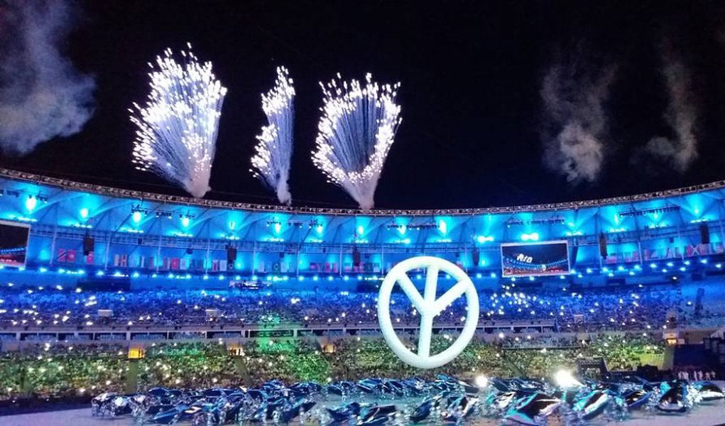 A cerimônia de abertura dos Jogos Olímpicos do Rio de Janeiro na sexta-feira (5) vai romper com a tradição mais recente de eventos grandes e caros, com uma experiência "analógica" e uma pira com baixas emissões de carbono, disse o produtor-executivo Marco Balich; a quatro dias da abertura da primeira Olimpíada na América do Sul, Balich disse que a cerimônia no Maracanã foi feita sob medida para as atuais condições econômicas do País; "Não é um evento opulento devido à situação no Brasil", disse Balich, que já participou de outras cerimônias nos Jogos, incluindo a dos Jogos de Inverno de Sochi 2014