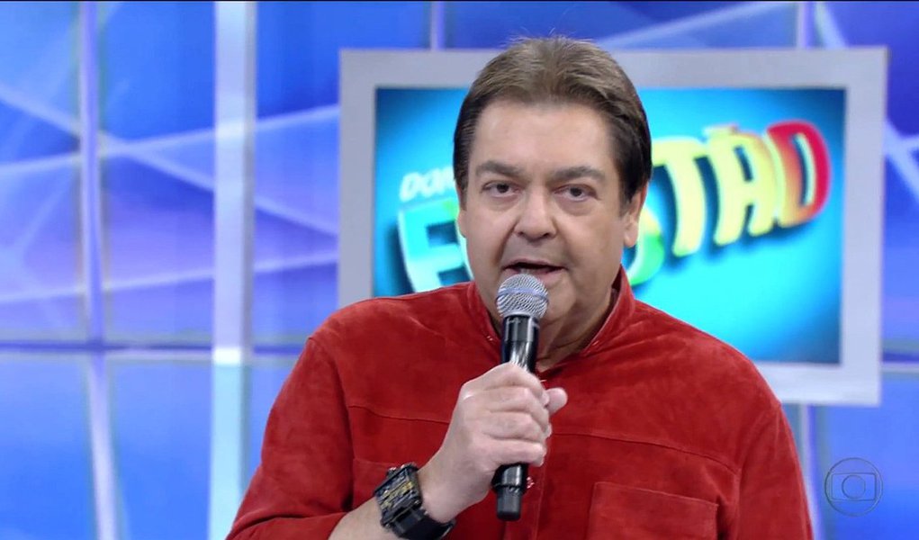 Depois de criticar ao vivo em seu programa no último dia 23 a reforma no ensino apresentada pelo governo de Michel Temer, Fausto Silva contou, neste último domingo 2, ter sido procurado pelo presidente e também pelo ministro da Educação, Mendonça Filho; não se sabe se por pressão da emissora em que trabalha, a TV Globo, Faustão mostrou o ponto de vista do governo sobre a retirada de disciplinas na reforma do Ensino Médio; assista