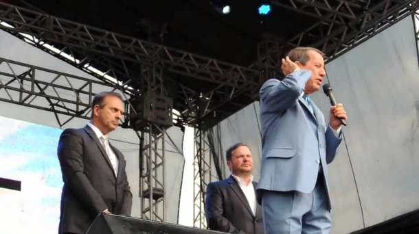 "Romildo Ribeiro Soares, conhecido como Missionário R. R. Soares, aparece num vídeo muito interessante. Diz que a Receita Federal havia apurado trambiques de até R$ 600 milhões. Mas diz que valorosos deputados ajudaram a resolver mandar para o inferno 'esta dívida demoníaca e safada'. E chama, para os aplausos do público, o grande comandante da aprovação da lei, o deputado, o presidente da Câmara, o dono da Jesus.com: Eduardo Cunha!", diz Fernando Brito, editor do Tijolaço; vídeo