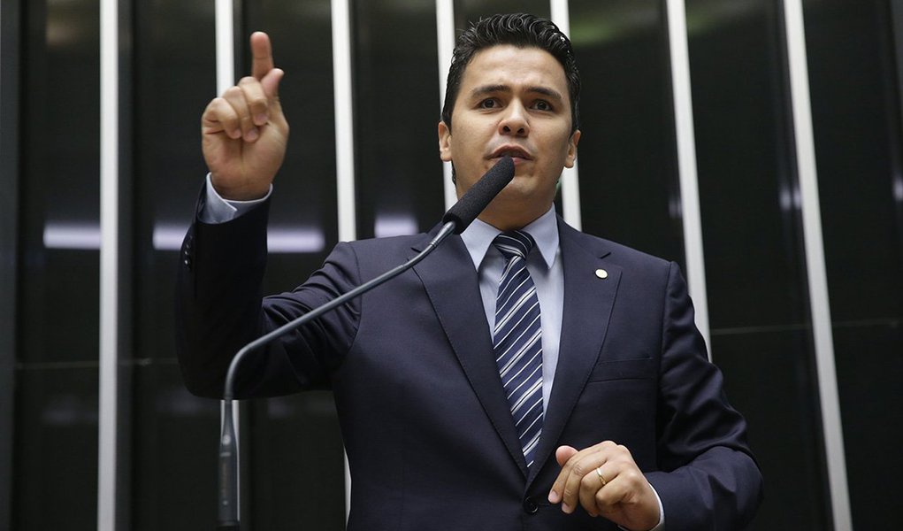 Deputado federal Diego Garcia (PHS-PR) foi expulso da Universidade Estadual do Norte do Paraná (UENP) enquanto tentava realizar convenção de seu partido; o parlamentar foi muito vaiado e xingado de "fascista" e "golpista"; o Centro Acadêmico de História (CAHIS) lançou nota de repúdio ao deputado afirmando que a universidade “não deve receber divulgações de partidos políticos”; assista ao vídeo