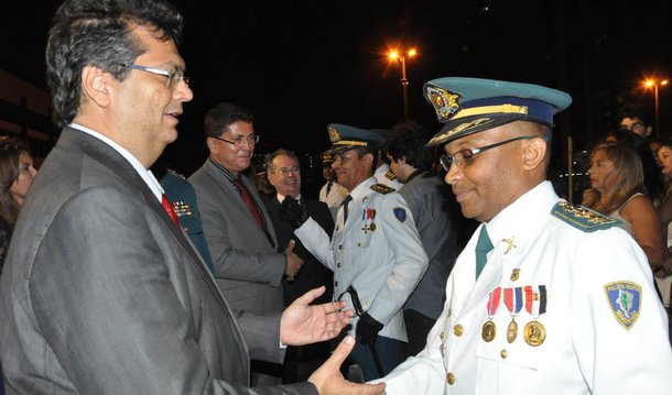 O governador do Maranhão, Flávio Dino, anunciou nesta semana a promoção de 1.442 policiais para o estado; o anúncio foi referente à Medida Provisória (MP) n° 223, publicada no Diário Oficial, no último dia 11, que além de reconhecer o empenho e valorizar praças da Polícia Militar do Maranhão (PMMA), também prevê a promoção de policiais a categorias de subtenente e cabo