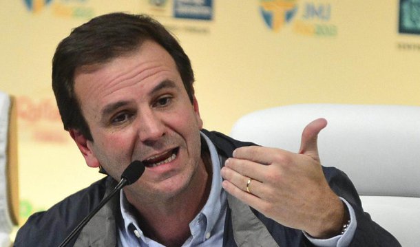 Dois dias após pedir "vergonha na cara" ao governo do Rio, comandado interinamente por Francisco Dornelles, o prefeito Eduardo Paes não poupou críticas sobre a segurança, trabalho que, segundo ele, não vem sendo satisfatório por parte do governo estadual; "Esse é o assunto mais sério do Rio, e o estado está fazendo um trabalho terrível, horrível. O governo está falhando completamente em seu trabalho de policiar e cuidar das pessoas", disparou; nesta segunda-feira, policiais civis, militares e bombeiros fizeram um protesto contra falta de pagamentos e de condições de trabalho