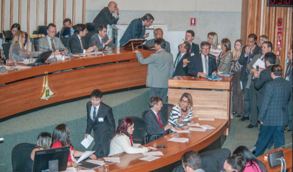 O projeto da Lei de Diretrizes Orçamentárias (LDO), que estima receita de R$ 31,49 bilhões para o Distrito Federal em 2017, foi aprovado em segundo turno pela Câmara Legislativa, última sessão antes do recesso parlamentar; a maior parte do recurso, R$ 21 bilhões, será empregada para bancar a folha de pagamento dos servidores públicos; outros R$ 7,11 bilhões serão destinados ao custeio da máquina pública, a exemplo dos pagamentos de água e energia elétrica; o montante previsto para investimento é de R$ 1,85 bilhão; outros R$ 640 milhões referem-se a fontes menores de receita