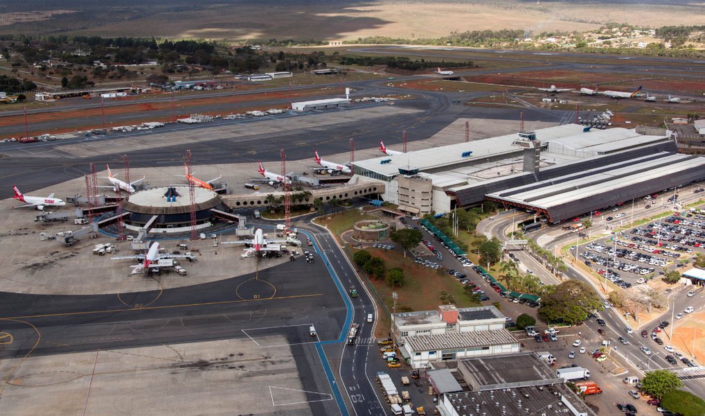 A Agência Nacional de Aviação Civil (Anac) aprovou o reajuste das tarifas do Aeroporto Internacional de Brasília; os tetos das tarifas de embarque e conexão de passageiros, de pouso e permanência de aeronaves foram reajustados em 8,0281% e os tetos das tarifas de armazenagem e capatazia de cargas foram reajustados em 8,8%; as novas tarifas poderão ser praticadas somente 30 dias após a divulgação pela concessionária
