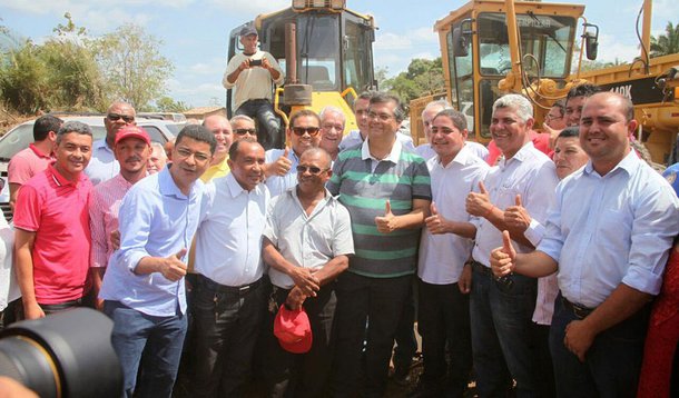 O governador Flávio Dino deu a largada, em Bequimão, na construção da ponte sobre o Rio Pericumã; ela ligará Bequimão à Central do Maranhão, beneficiando, além das duas cidades, mais de 10 municípios da região, gerando empregos durante a obras e garantindo renda a pelo menos 450 famílias; ao assinar a ordem de serviço, que autoriza o início da construção, o governador lembrou os impactos que a ponte trará; "Acredito muito nessa região; é um investimento de quase R$ 70 milhões, que vai gerar imediatamente 400 empregos, é uma ponte que vai beneficiar diretamente 10 municípios e dinamizar atividades econômicas, como a agricultara familiar, a pesca, o turismo"