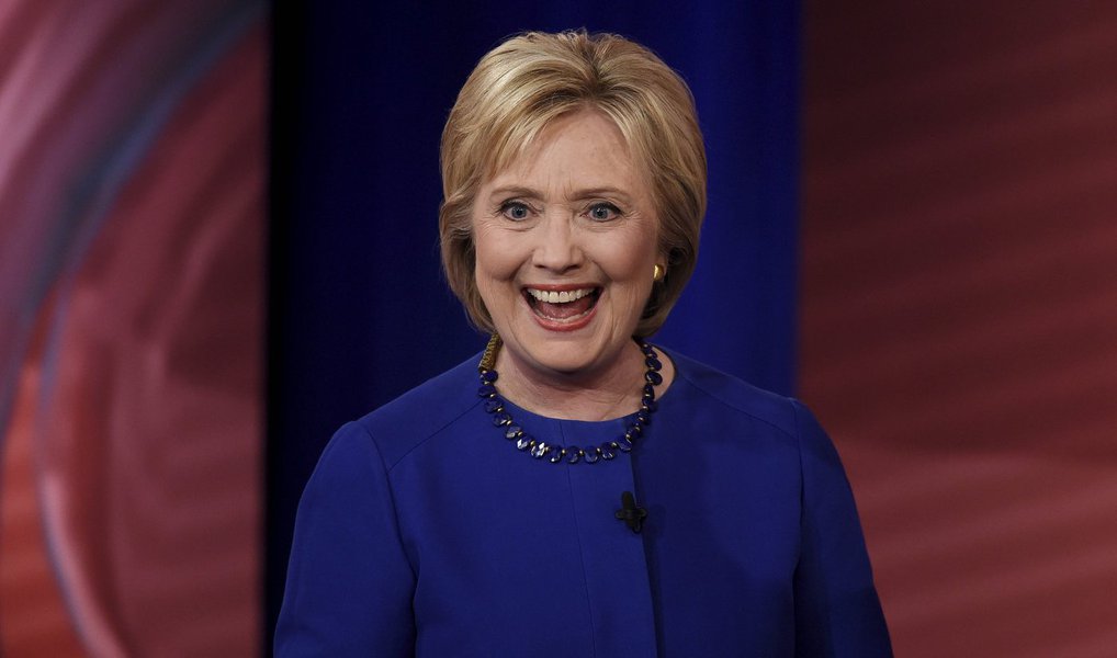 A ex-secretária de Estado Hillary Clinton se tornou oficialmente a candidata do Partido Democrata à presidência dos EUA nesta terça (26), após os delegados do partido Democrata votarem na convenção nacional na Filadélfia, Pensilvânia; Hillary é a primeira mulher a concorrer à presidência por um dos dois maiores partidos do país; no total, Hillary tinha conquistado 2.842 votos, contra 1.865 de Sanders; na eleição de 8 de novembro Hillary irá concorrer ao lado do vice, o senador e ex-governador de Virginia Tim Kaine, contra a chapa republicana de Donald Trump e seu vice, o governador de Indiana Mike Pence