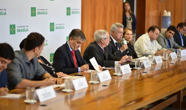 Secretaria de Educação do Distrito Federal anunciou nesta segunda-feira, 4, realização de concurso público para a contratação de professores, analistas, técnicos e monitores; serão oferecidas 1.170 vagas para contratação imediata e 1.730 para cadastro reserva; edital deve ser lançado em até 40 dias a partir desta segunda