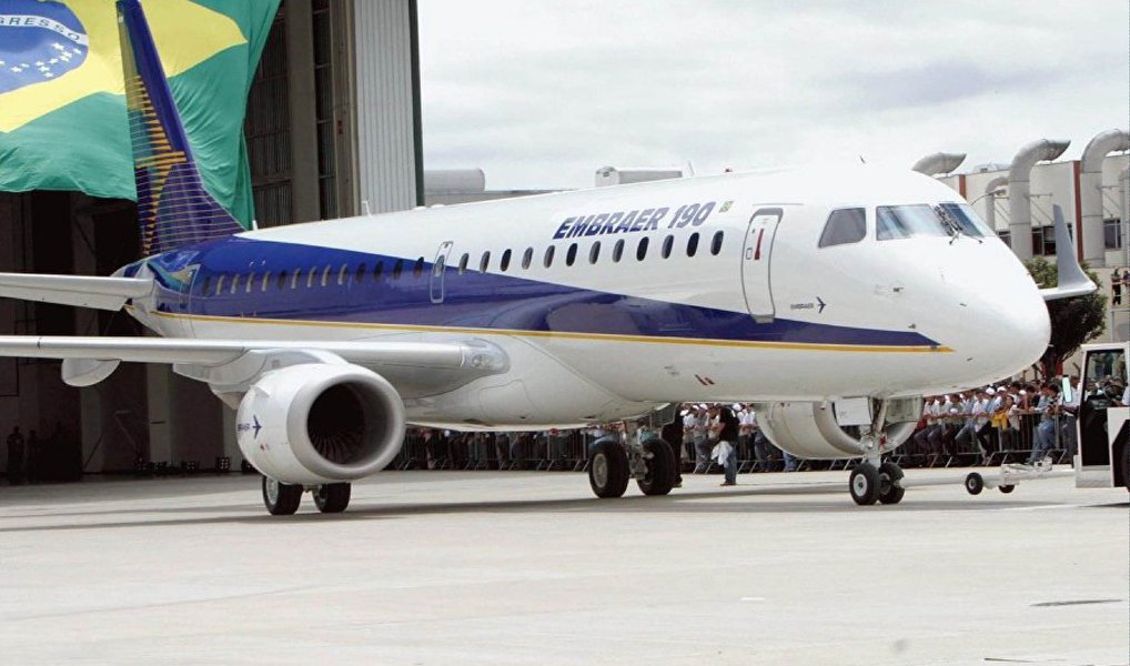 Embraer anunciou nesta sexta-feira,29, que perdeu US$ 99,4 milhões no segundo trimestre deste ano, com mais custos e menos encomendas colocando a empresa de volta no vermelho; terceira maior fabricante de aviões comerciais do mundo, atrás apenas da Boeing e da Airbus, disse que fechou o primeiro semestre do ano, com pedidos avaliados em US$ 21,9 bilhões – a US$ 1 bilhão a menos do que seu recorde na primeira metade de 2015