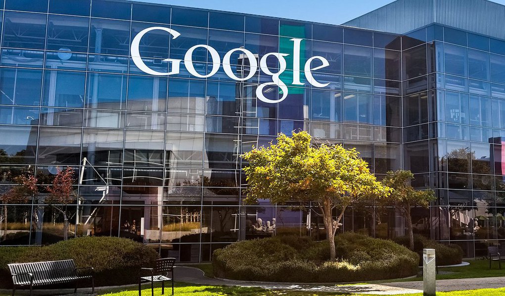 Ranking BrandZ, divulgado pela consultoria Millward Brown mostra o Google com crescimento de 32% em relação à lista de 2015, alcançando um valor de mercado de US$ 229,198 bilhões; enquanto a Apple retrocedeu 8%, para US$ 228,460 bilhões, e caiu para a segunda colocação; na sequência aparecem a Microsoft, com US$ 121,824 bilhões, e a companhia de telecomunicações AT&amp;T, com US$ 107,387 bilhões