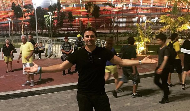 Ator da Rede Globo foi acusado por um advogado, no último sábado (20), de ter vendido um par de ingressos falsos para a final do futebol masculino no Maracanã, pelos Jogos Olímpicos Rio 2016; segundo a vítima, Murilo cobrou R$ 1500 pelos dois bilhetes que, originalmente, deveriam custar R$ 700 cada; advogado foi barrado junto com o filho na porta do estádio; ator diz ter comprado os ingressos de outra pessoa e que também foi enganado; em 2008, Rosa foi um dos artistas que protestaram contra a corrupção durante a onda de manifestações contra o governo Dilma