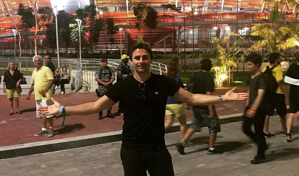 Ator da Rede Globo foi acusado por um advogado, no último sábado (20), de ter vendido um par de ingressos falsos para a final do futebol masculino no Maracanã, pelos Jogos Olímpicos Rio 2016; segundo a vítima, Murilo cobrou R$ 1500 pelos dois bilhetes que, originalmente, deveriam custar R$ 700 cada; advogado foi barrado junto com o filho na porta do estádio; ator diz ter comprado os ingressos de outra pessoa e que também foi enganado; em 2008, Rosa foi um dos artistas que protestaram contra a corrupção durante a onda de manifestações contra o governo Dilma