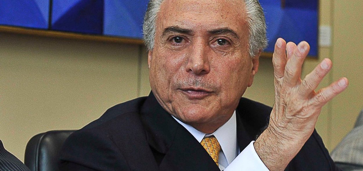 Ao The Wall Street Journal, Michel Temer tentou convencer os investidores de que a crise política está sendo superada e agora o País está pronto para receber investimentos; matéria traz como título "presidente brasileiro declara o Brasil aberto a negócios"; para o jornal, no entanto, se Temer "é o homem para restaurar a calma à política tensa e tumultuada do Brasil permanece uma questão em aberto", pois foi recebido "com manifestações de rua hostis" e "repetidamente vaiado em aparições"; jornal diz que o peemedebista é visto "visto com desconfiança por muitos brasileiros, já irritados com as medidas de austeridade defendidas por um homem que não elegeram como presidente"
