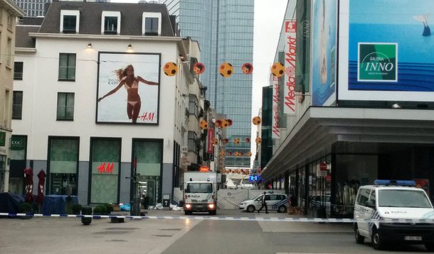 Terrorista suspeito foi detido na sequência de uma ameaça de bomba em um prédio comercial localizado no centro de Bruxelas; de acordo com o primeiro-ministro belga, Charles Michel, a situação é "muito séria"; a área do centro comercial City 2 está cercada pala polícia e os bombeiros ficam no local, de acordo com a emissora