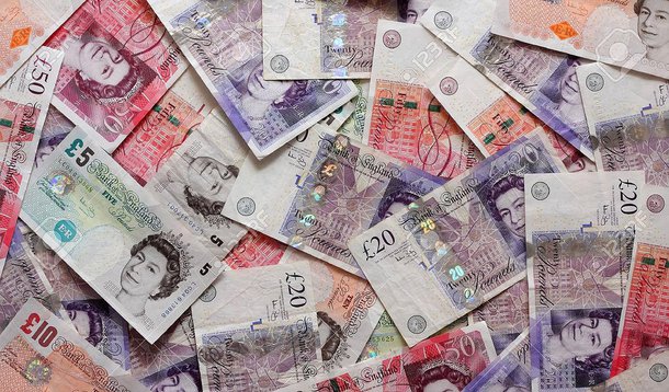 Títulos de dez anos do governo britânico caíram abaixo de 1%pela primeira vez na história e a libra chegou à mínima em 31 anos frente ao dólar, conforme investidores apostavam que a votação britânica para deixar a União Eurpeia (UE) vai provocar um corte nos juros pelo banco central britânico; libra caiu mais de 3% ante o dólar, chegando à mínima em 31 anos de US$ 1,3221