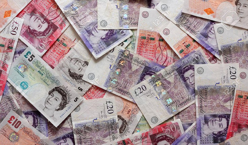 Títulos de dez anos do governo britânico caíram abaixo de 1%pela primeira vez na história e a libra chegou à mínima em 31 anos frente ao dólar, conforme investidores apostavam que a votação britânica para deixar a União Eurpeia (UE) vai provocar um corte nos juros pelo banco central britânico; libra caiu mais de 3% ante o dólar, chegando à mínima em 31 anos de US$ 1,3221