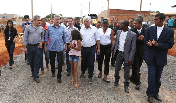 As obras de infraestrutura e urbanização da Vila Buritizinho, em Sobradinho II, estão 60% concluídas. Cerca de 6 mil moradores da região serão beneficiados com diversas melhorias em uma área de 90 hectares, na qual serão feitos meios-fios, calçadas, drenagem pluvial, pavimentação asfáltica e bloquetes; com investimento de R$ 26,4 milhões, com recursos do PAC, as intervenções na Vila Buritizinho começaram no início deste ano; a previsão inicial de conclusão era fim de setembro, mas passou para dezembro deste ano; serão construídos 8 quilômetros de redes para captação de águas das chuvas, 51,5 quilômetros de calçadas, 22 quilômetros de meios-fios e duas lagoas de detenção das águas de drenagem e serão pavimentados 11 quilômetros de ruas